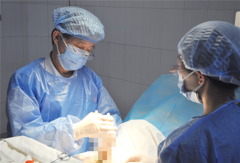 "包皮手术当然是越早做越好,但是包皮手术不是孩子和年轻人的专利.