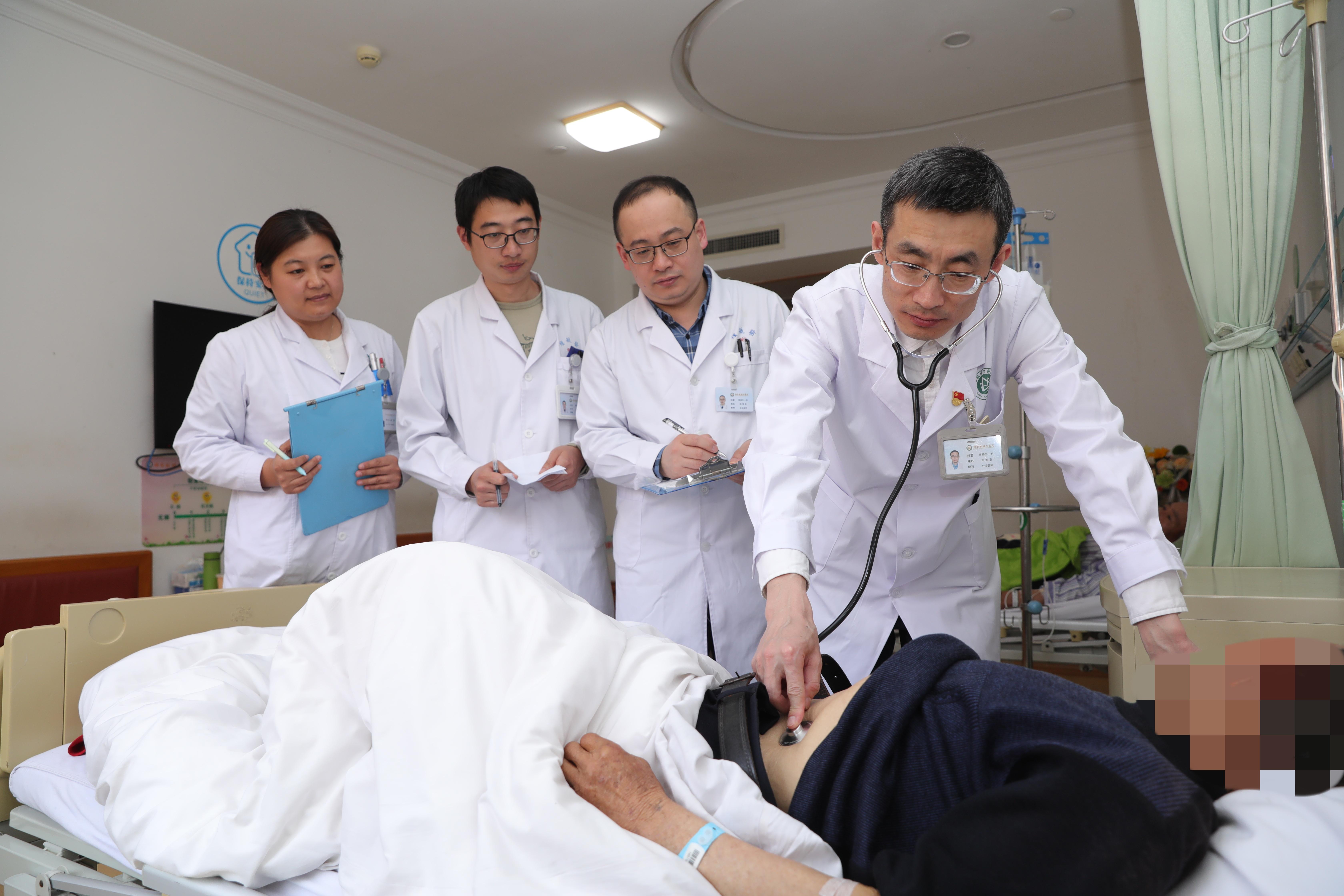 胡金晨（右一）与同事一起查房.jpg
